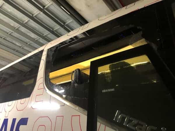 Ligue 1 : Le bus de l'OL caillassé, Grosso touché au visage