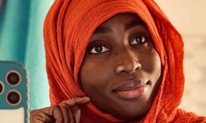 Arrêté pour acte repréhensible : Falla Fleur libre