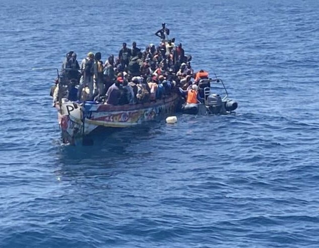 Une pirogue transportant 221 migrants dont un nourrisson de trois jours secourue par la Marine