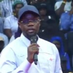 (Vidéo) En plein discours SONKO descend de la scène pour consoler une vielle femme en pleure devant lui