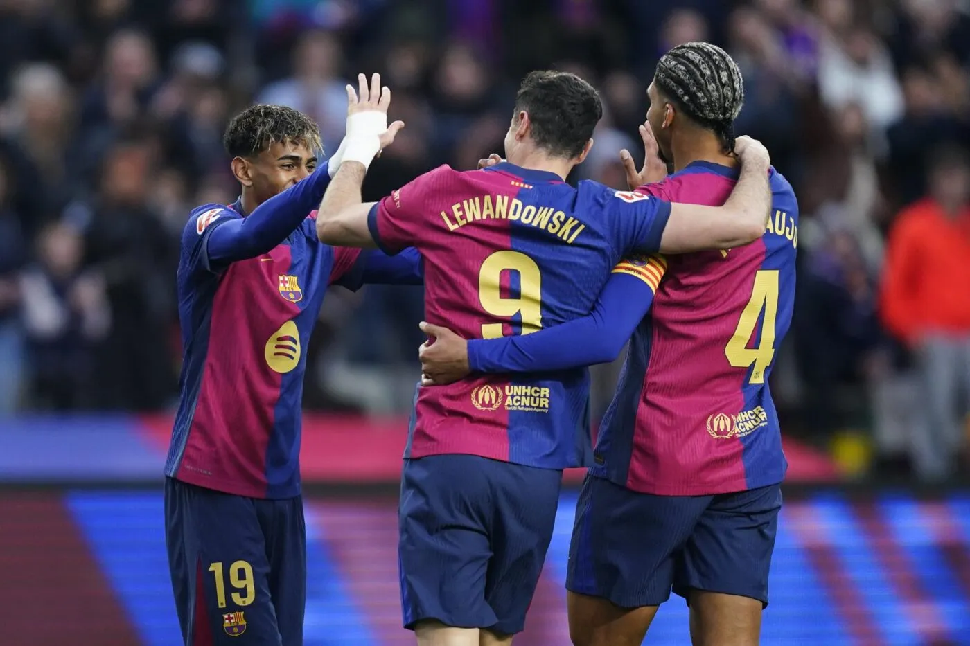 Le FC Barcelone a dominé la Real Sociedad (4-0) lors de la 26ᵉ journée de Liga, profitant ainsi de la défaite du Real Madrid pour prendre la tête du championnat.