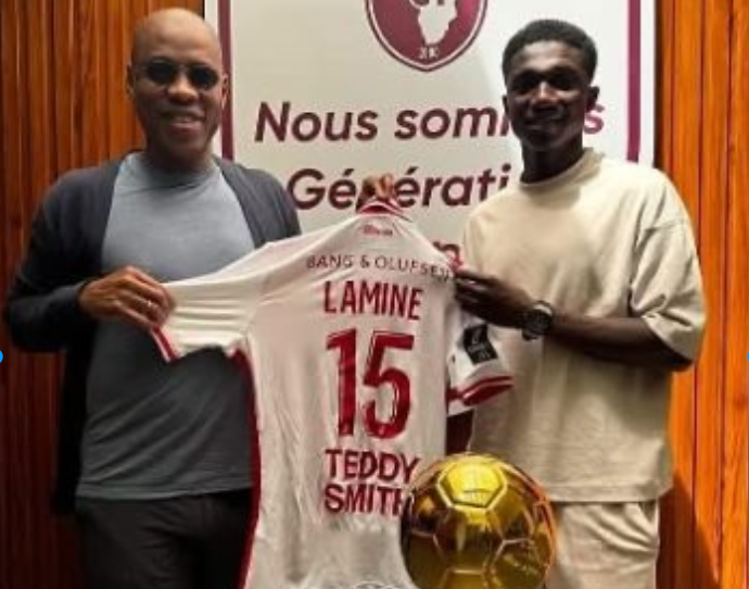 Football : Lamine Camara présente son trophée à Mady Touré