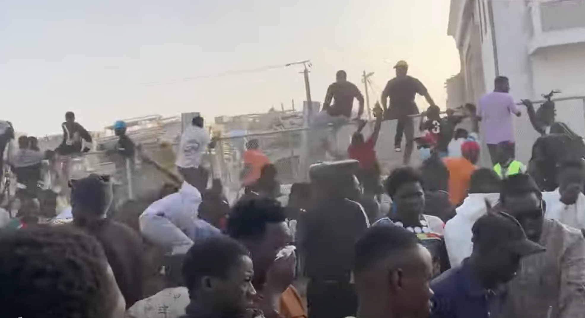 Open Press de Ada Fass : La foule dispersée à coup de lacrymogènes