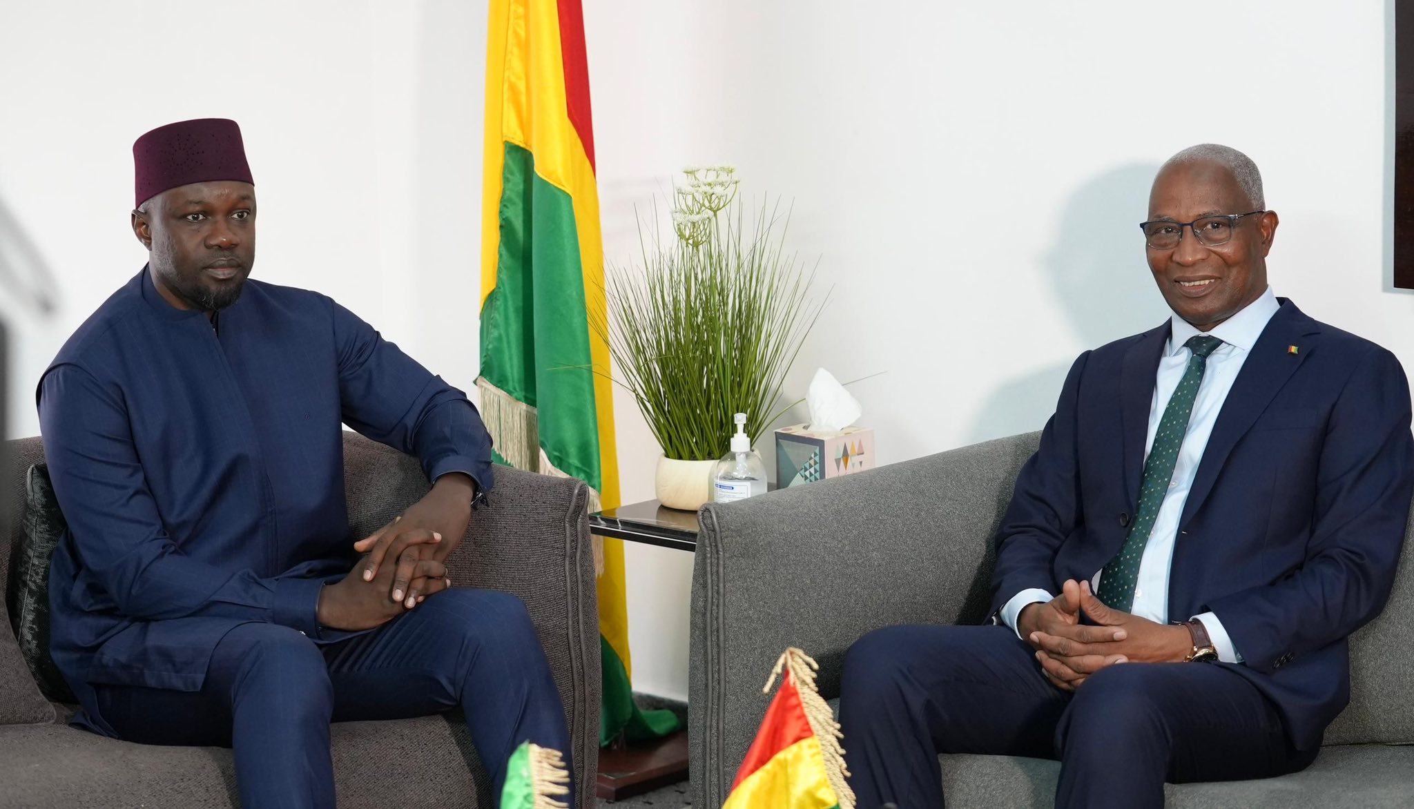 Conakry : Sonko entame une séance de travail avec son homologue Amadou Oury Bah