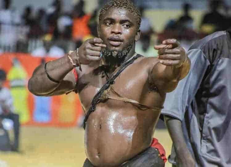 Arène nationale : Petit Lô bat Siteu bou Anti d’une prise spectaculaire