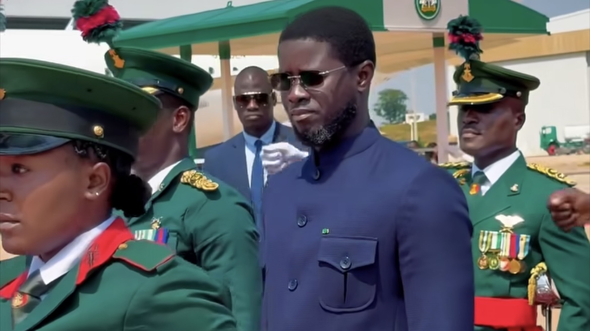 Abuja : Le Président Bassirou Diomaye Faye accueilli avec les honneurs militaires
