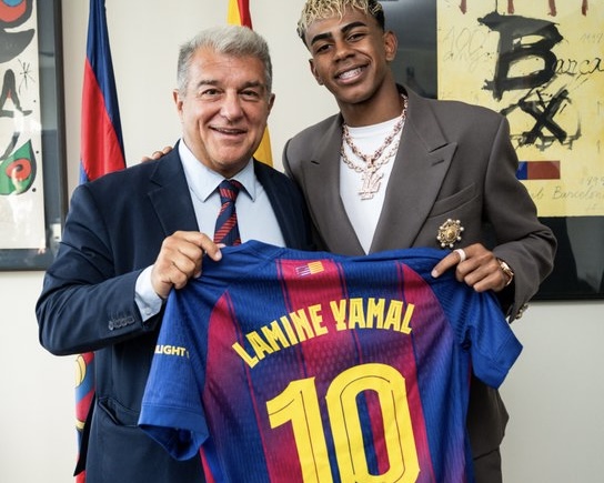 FC Barcelone : Lamine Yamal prolonge son contrat et récupère le numéro 10 de Messi