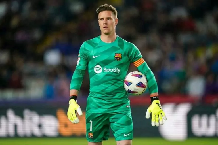 FC Barcelone : l’avenir incertain de Ter Stegen, entre opération du dos et mise à l’écart