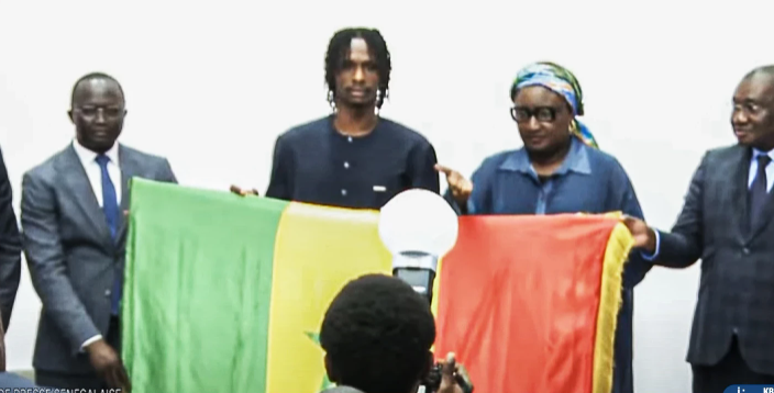 Les Lions, en partance pour l’Afrobasket, ont reçu le drapeau national