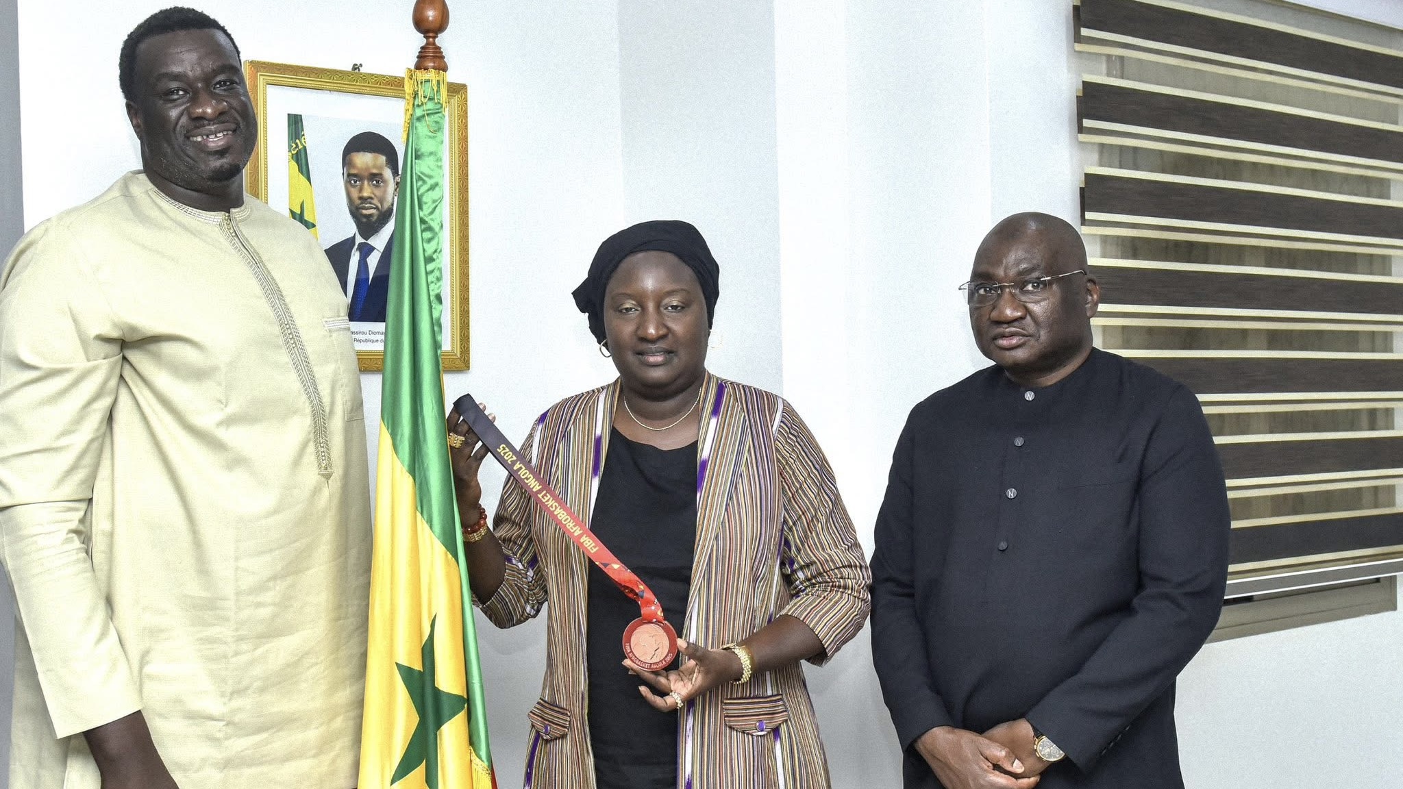 Présentation de la médaille de bronze des Lions : Khady D. Gaye reçoit Ngagne Desagana Diop