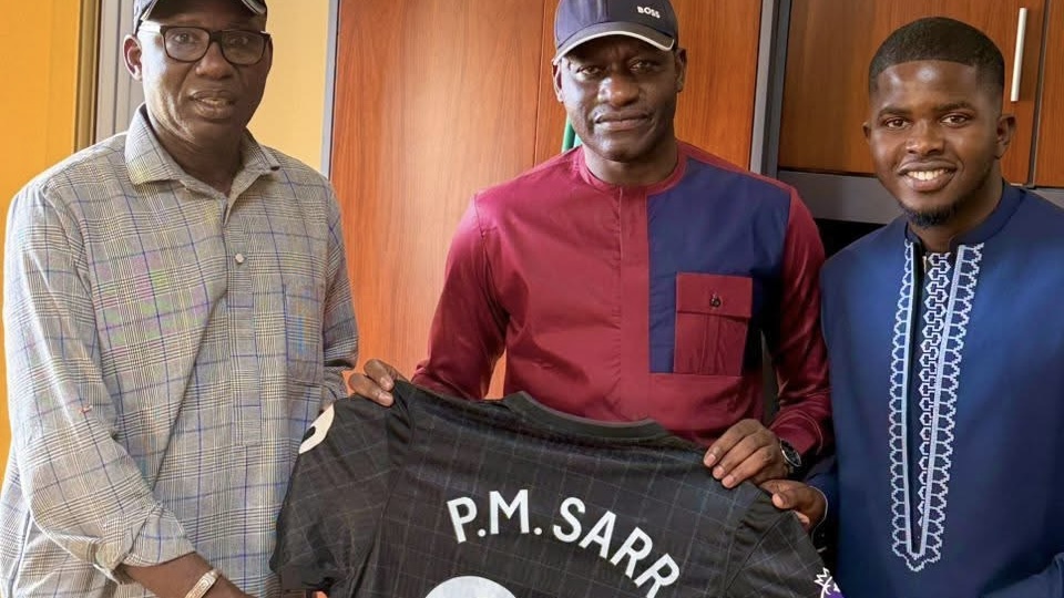 Mairie de Dakar : Pape Makhtar Sarr offre un maillot à Abass Fall, 24h après son installation