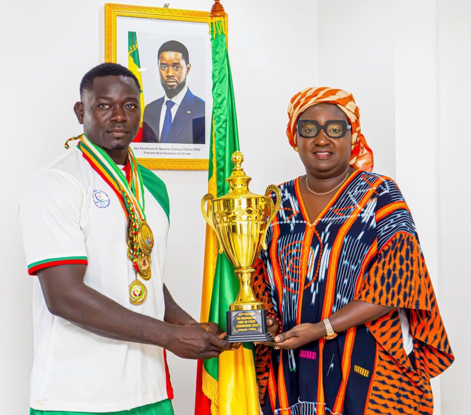 Audience : Le ministre des sports a reçu Sélé Mélé ", vainqueur du drapeau du Chef de l'Etat en individuel
