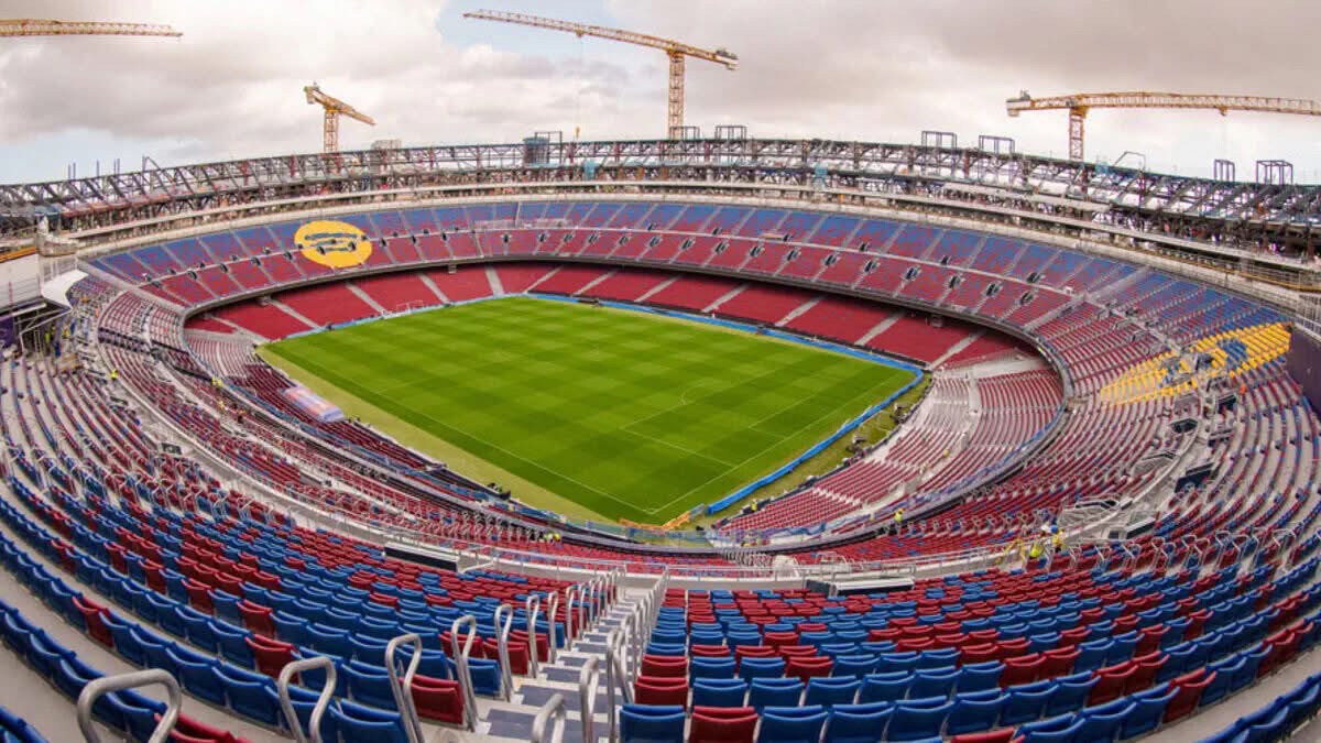 Barcelone signe son come-back au Camp Nou après des mois de travaux