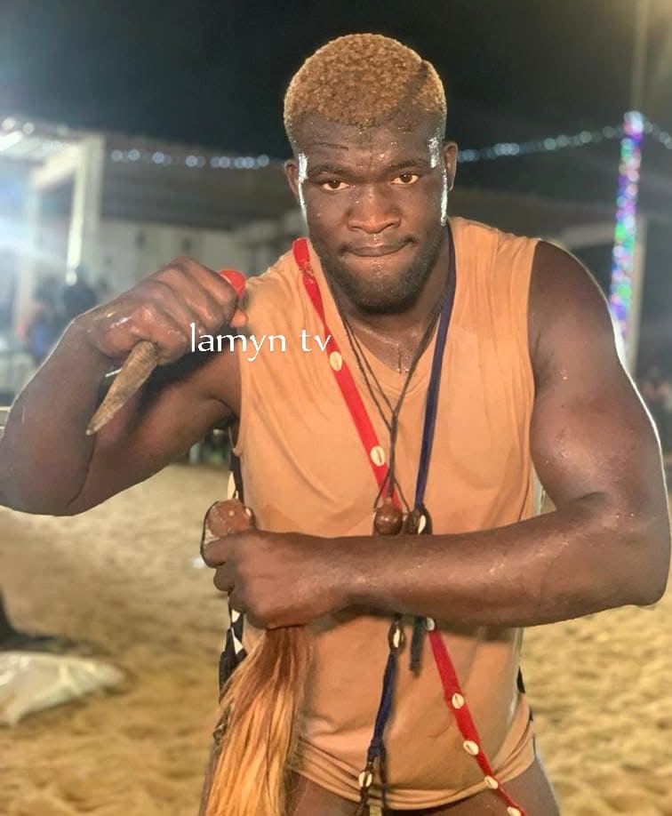 Gala de lutte : Paul Menthe s’impose devant Ngagne Sène et remporte 10 millions