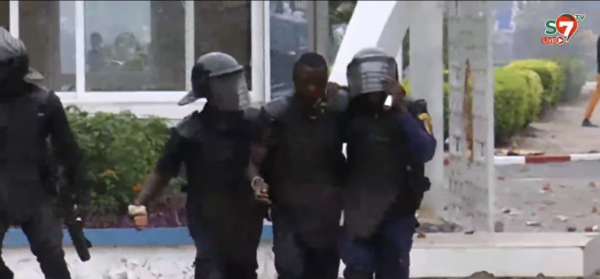 [Vidéo] - Affrontements à l’UCAD : Un policier gravement blessé par les manifestants
