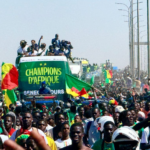 Parade Populaire : Le show de Gana Gueye et Ibrahim Mbaye qui galvanisent les supporters (Vidéo)