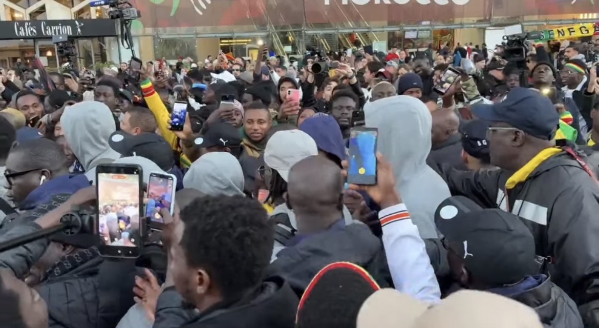 Arrivée de l’équipe du Sénégal à Rabat : Les Lions laissés à la merci de nombreux supporters sans sécurité